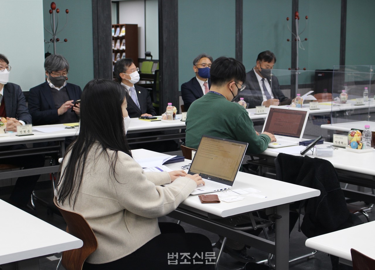 △6일 대전시 서구 변호사회관에서 열린 '나의 변호사' 설명회에 참석한 기자들이 시연을 참관하고 있다