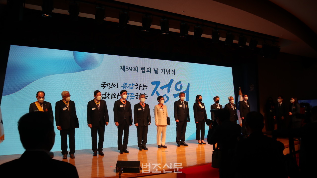 △ 허노목(사진 맨 왼쪽) 변호사가 25일 서울시 종로구 정부서울청사에서 열린 제59회 법의날 행사에서 수상을 기다리고 있다.