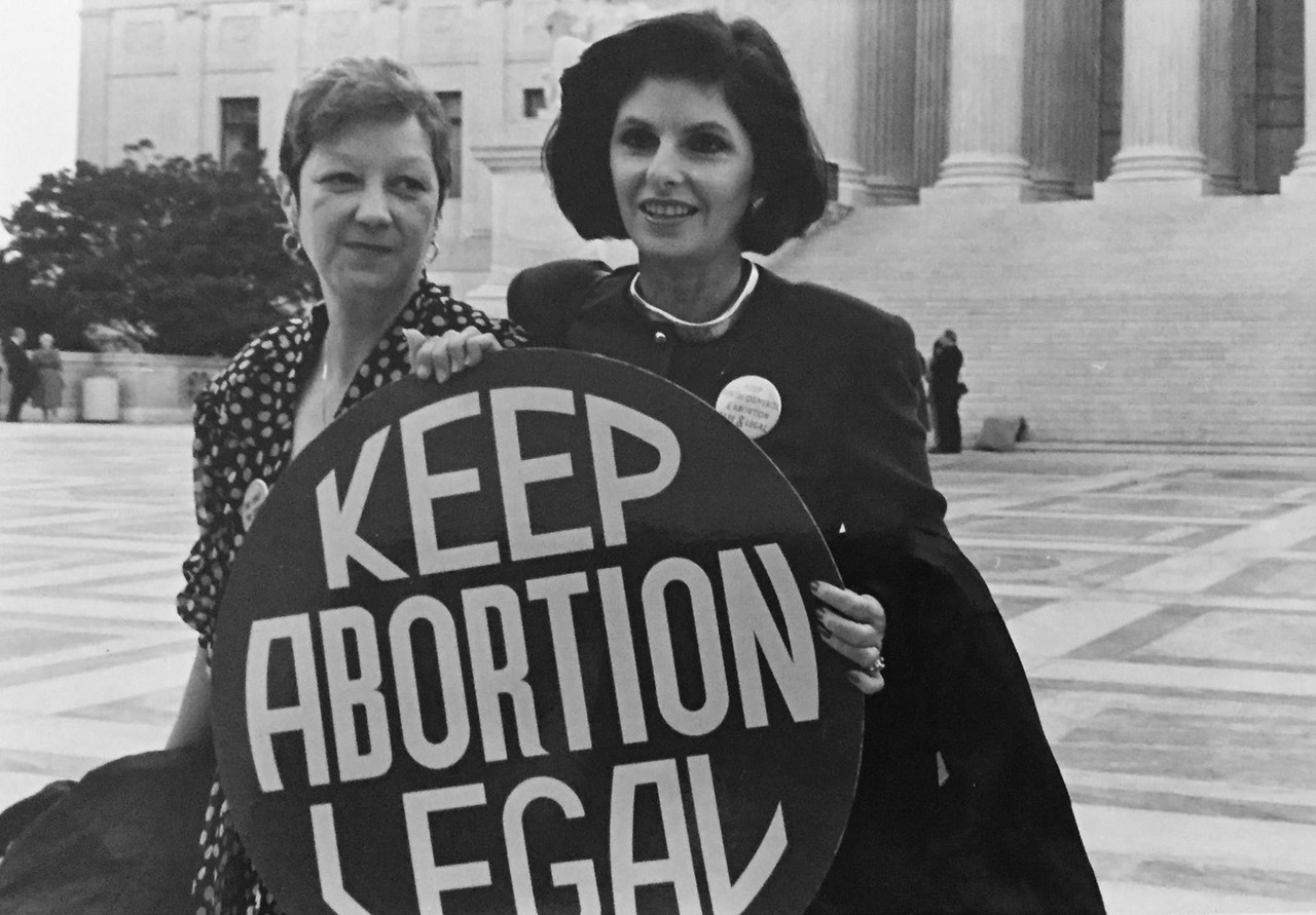 미국에서 낙태죄 위헌 판결을 이끌어낸 노마 맥코비(왼쪽). 출처 : 위키피디아 