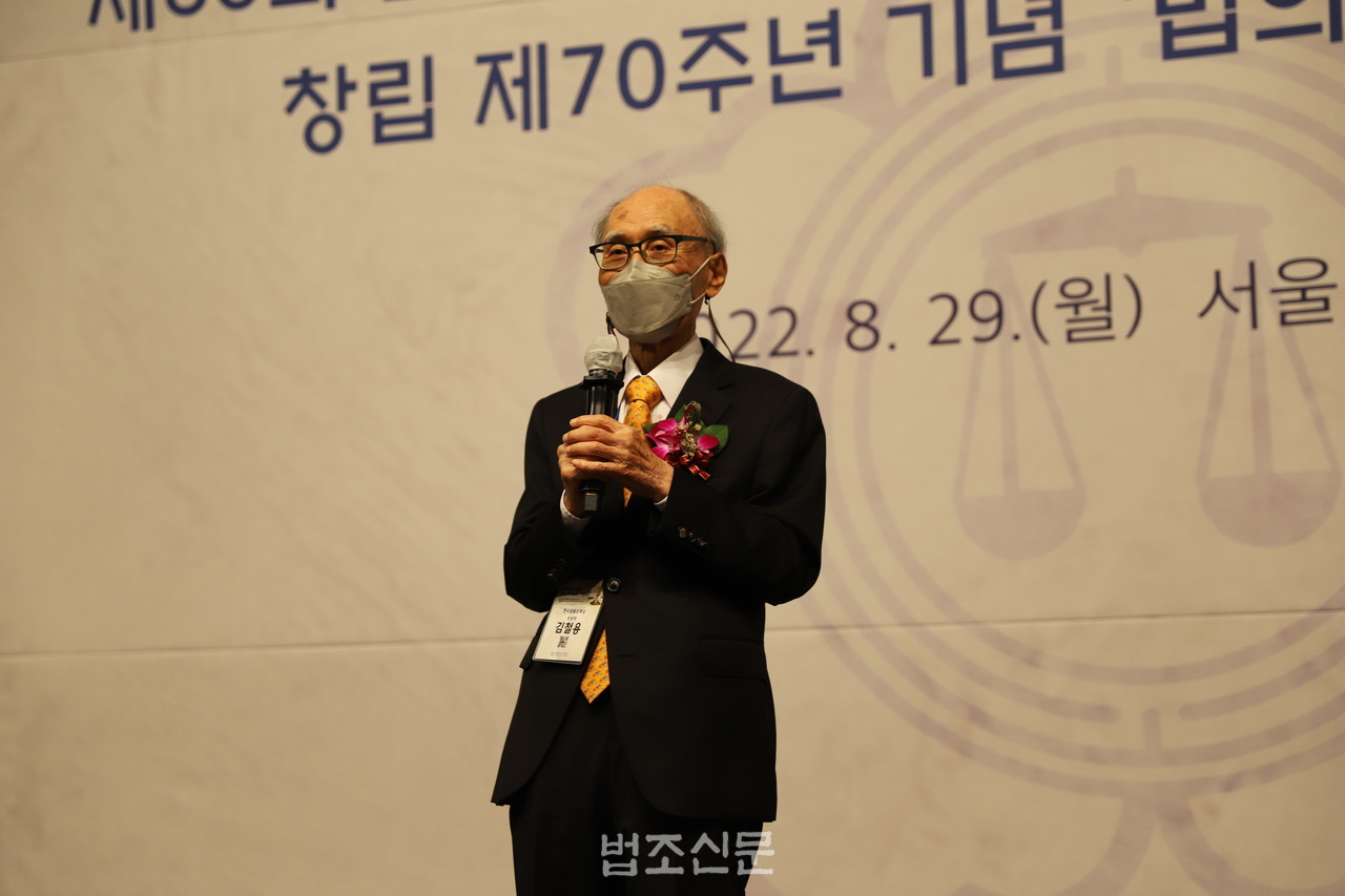 △ 김철용 교수가 '제53회 한국법률문화상 시상식'에서 수상 소감을 밝히고 있다.