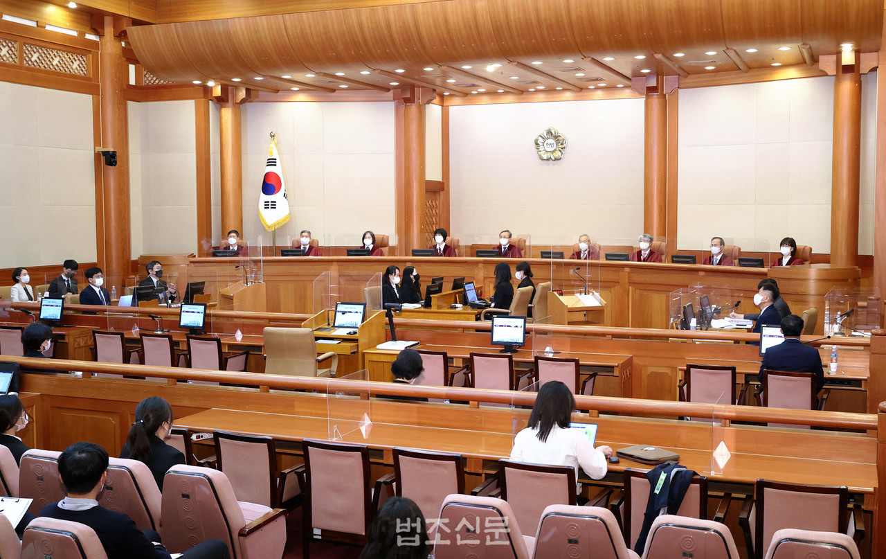 헌법재판소는 10월 13일 오후 2시 대심판정에서 출입국관리법상 외국인 보호제도 사건(2020헌가1 등)에 대한 공개변론을 열었다(사진: 헌법재판소 제공).