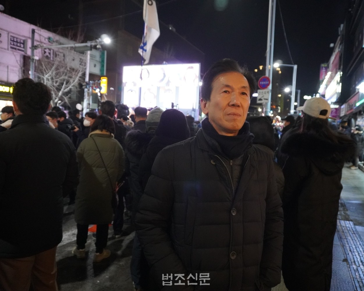 하창우 대책특위 위원장이 16일 서울 용산구 이태원역 앞 도로에서 열린 '10.29 이태원 참사 49일 시민추모제'에서 유족들의 목소리에 귀기울이고 있다.