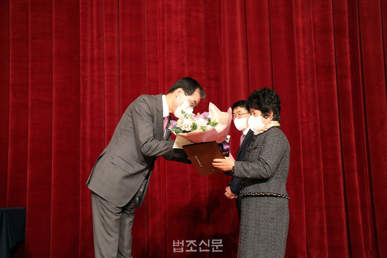 김예원 변호사의 어머니가 5일 제주 롯데호텔에서 공익변호사상을 대리 수상하고 있다.