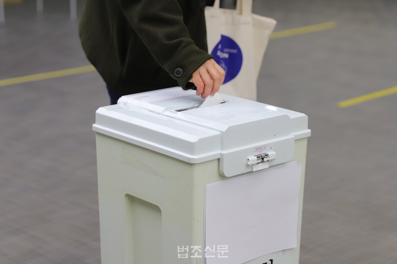 16일 서울 서초동 변호사회관에 마련된 협회장 선거 투표소에서 한 변호사가 투표 용지를 투표함에 넣고 있다