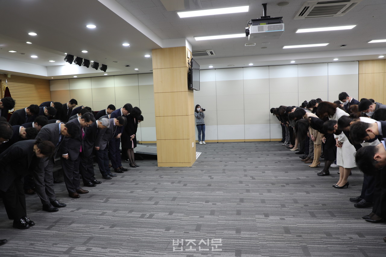 6일 서울 서초동 지하 1층 세미나실에서 대한변호사협회 임직원 상견례를 하고 있다.