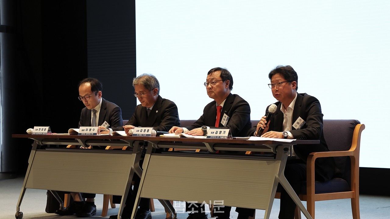 김영기 변호사가 12일 서울 강남구 포스코센터 아트홀에서 열린 '행정조사에 대한 사법적 통제' 학술대회에서 토론을 하고 있다
