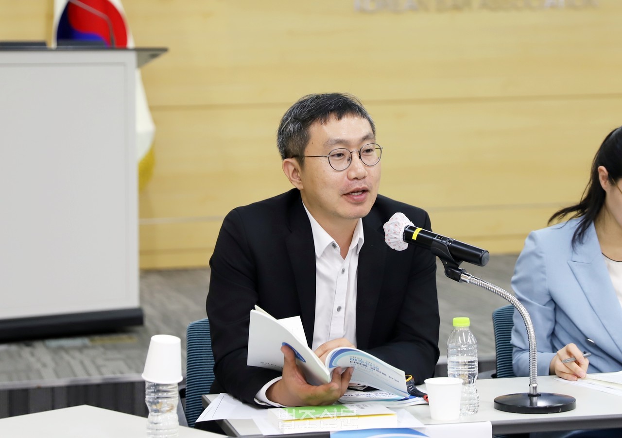 이일 변호사가 31일 서울 서초구 대한변협회관 세미나실2에서 열린 '2021~2022 이주인권 디딤돌·걸림돌 판결 보고대회'에서 발표를 하고 있다
