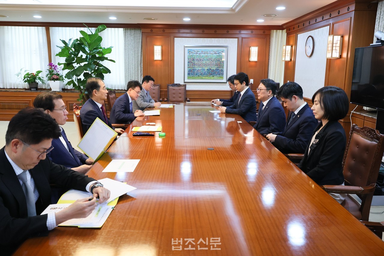 김영훈 변협회장이 5월 1일 한덕수 국무총리를 직접 만나 IPO 법률실사 의무화 필요성에 대해 강조하고 있다