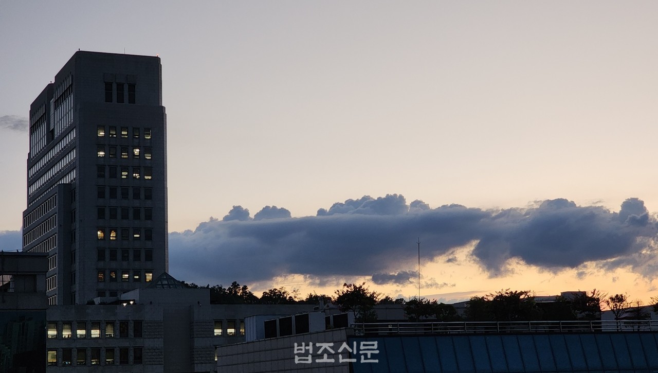 △8일 서울 서초동 대법원 청사 뒤편으로 비를 머금은 용운(龍雲)이 길게 뻗어 흘러가고 있다  