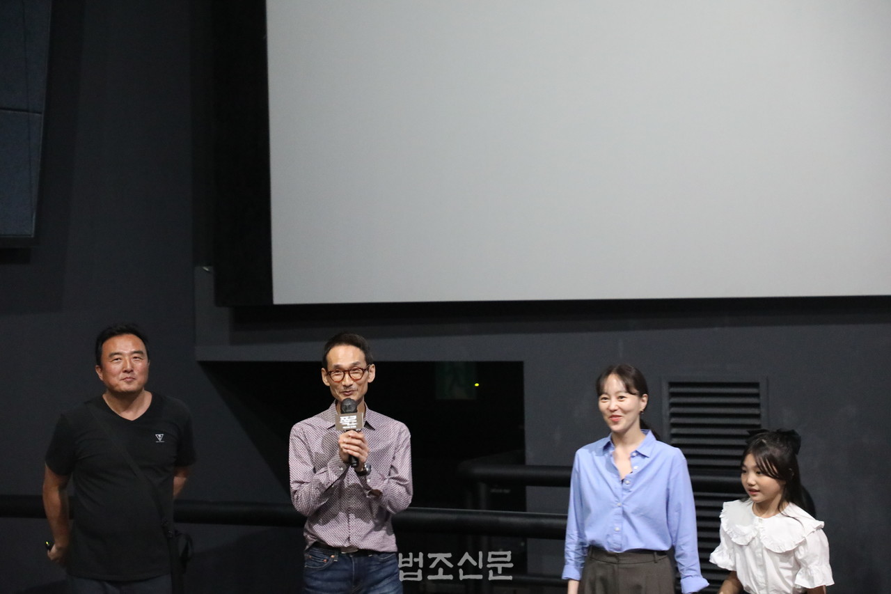 △ 홍용호 변호사(왼쪽에서 두 번째)가 19일 서울 광진구에 있는 롯데시네마에서 열린 영화 '폭로' 시사회에서 인사를 하고 있다(사진=오인애 기자)
