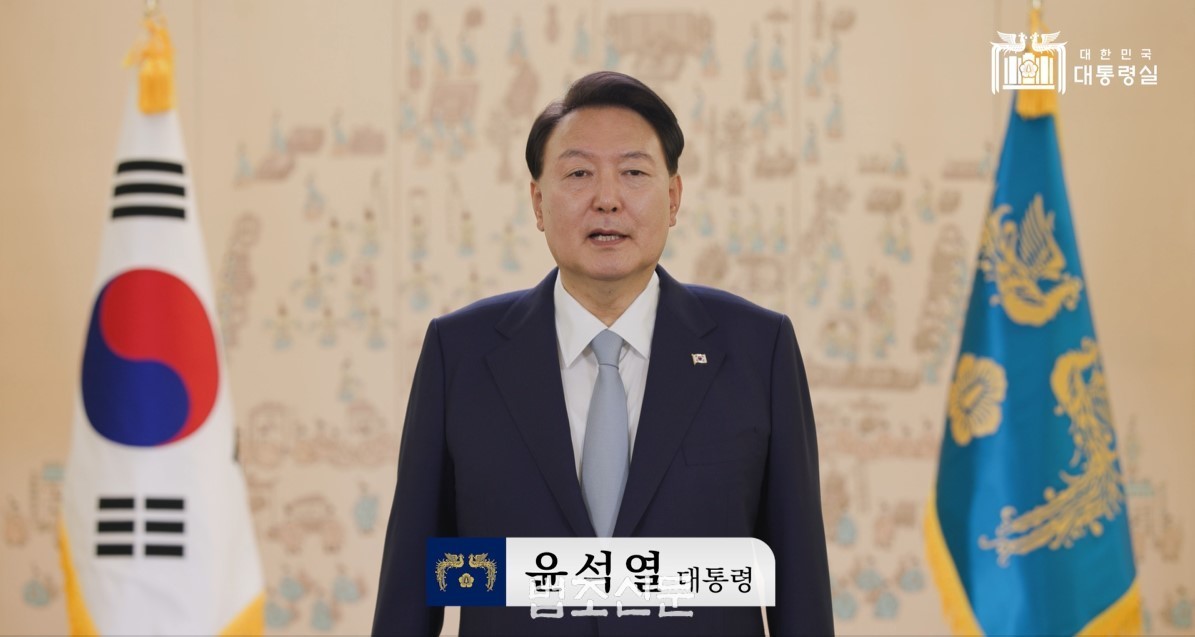 지난 9월 서울 소공동 롯데호텔에서 열린 '제31회 법의 지배를 위한 변호사대회'에 윤석열 대통령이 영상축사를 전하고 있다. 