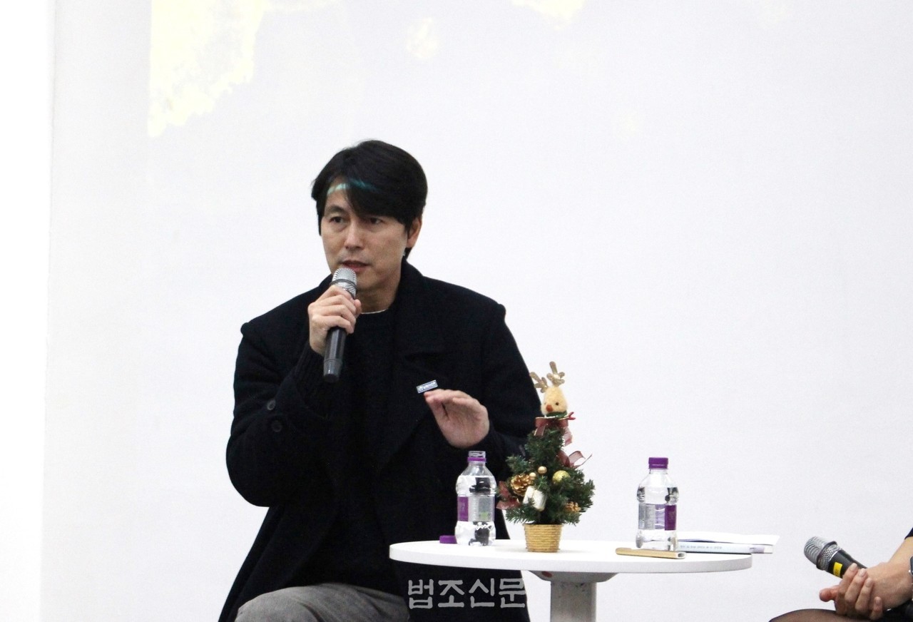 △ 유엔난민기구(UNHCR) 친선대사인 배우 정우성 씨가 토크콘서트에서 말을 하고 있다
