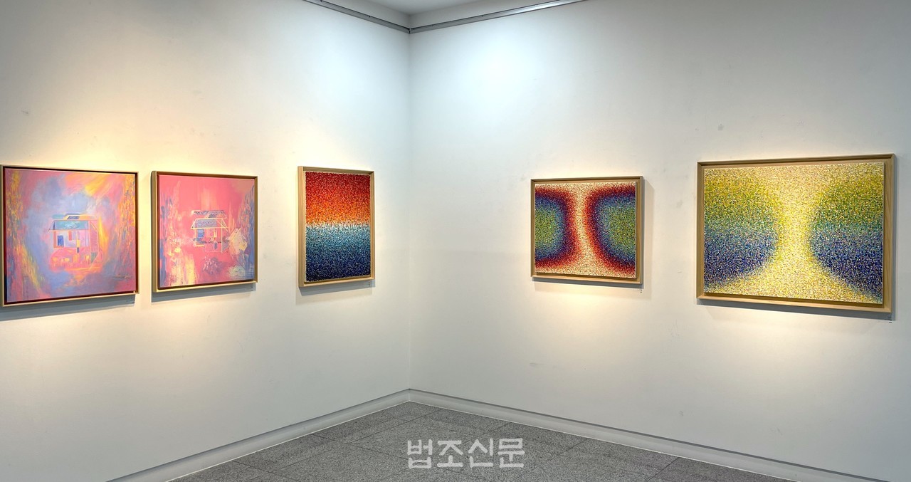 △  안수민 작가의 '나의 집'(왼쪽), 박혜성 작가의 'Mercy'