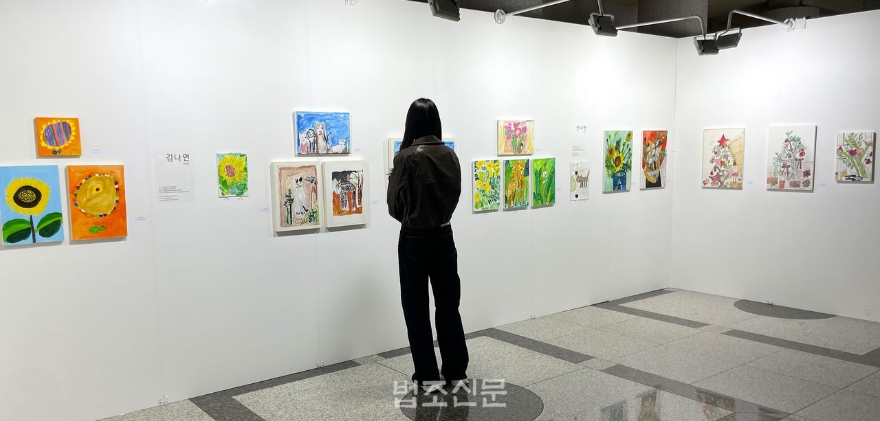 [언론스크랩] 대법원에 걸린 발달장애인 작품 67점… “창작의욕 고취”