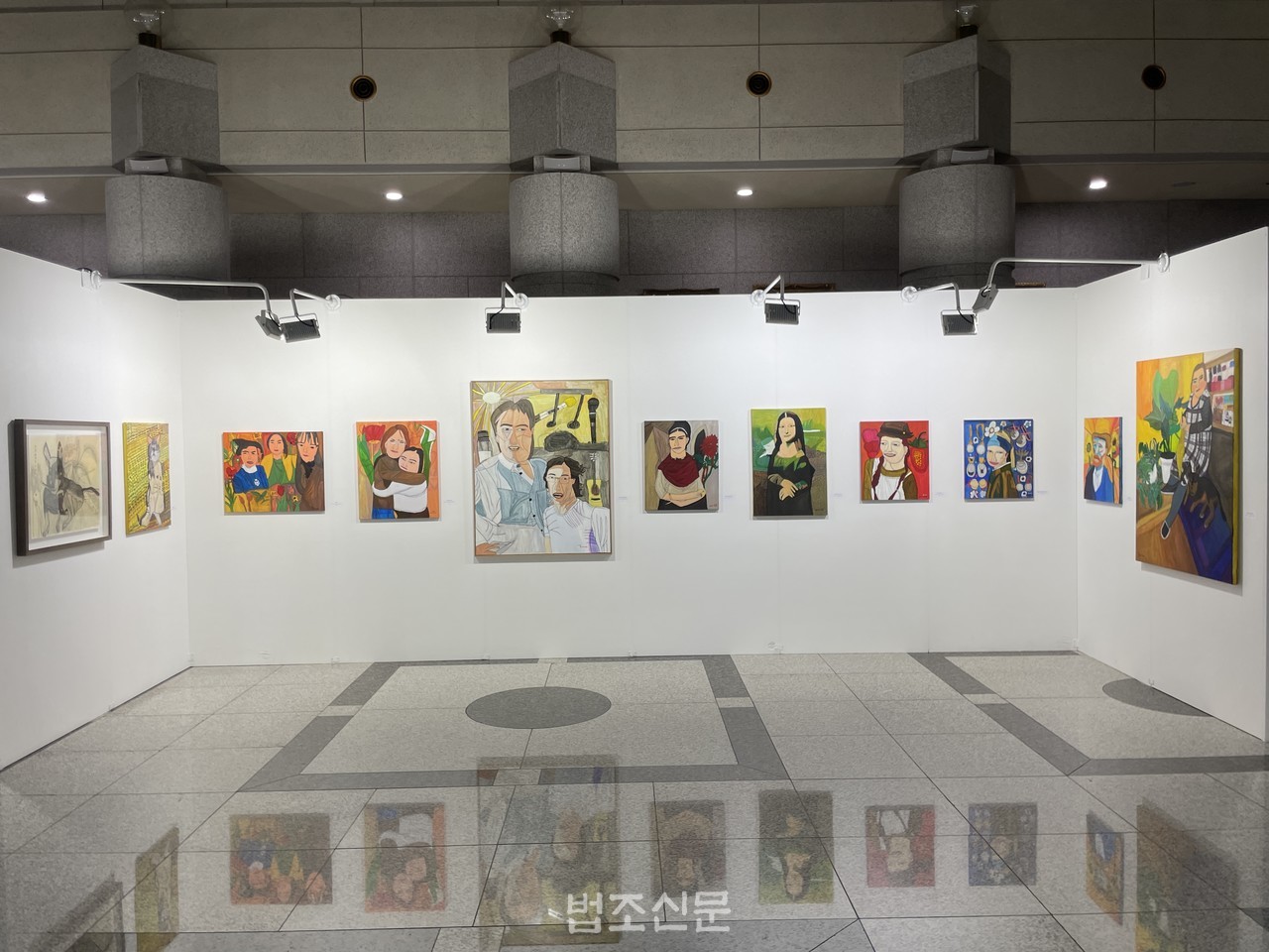 △ 정은혜 작가 작품들이 ‘어메이징: 아웃사이더 아트(Amazing Outsider Art)전’ 전시장 임시 벽에 걸려 있다