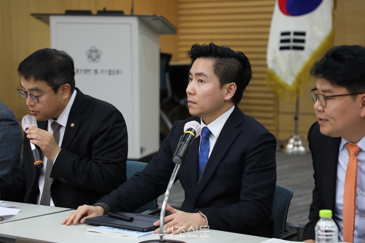 △ 김주현 대한변협 제2정책이사(가운데)가 20일 ‘대법관 증원 및 대법관 추천 위원회 개선’을 주제로 발제를 하고 있다