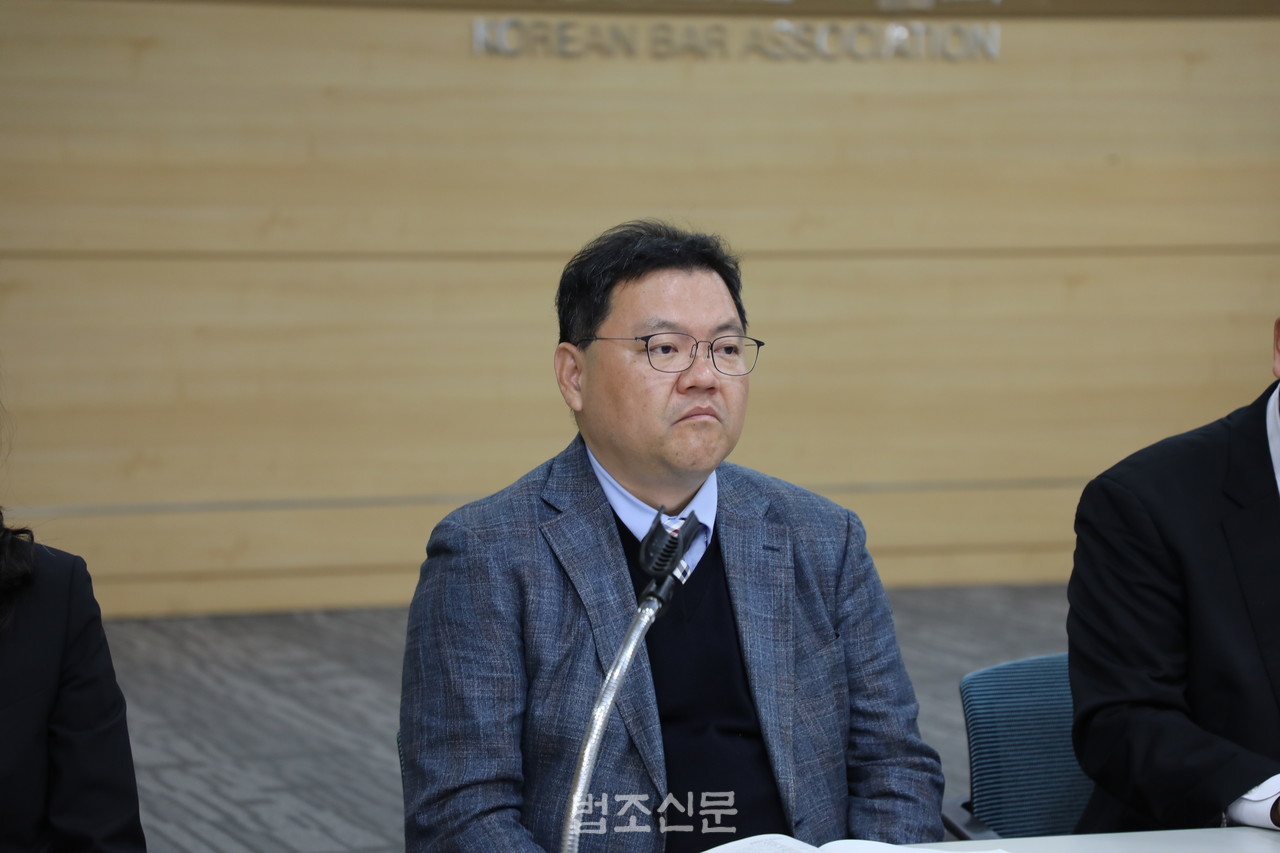 △ 김기영 대한변협 제2기획이사가 20일 ‘대한변호사협회 법관평가제도 현황’을 주제로 발제를 하고 있다