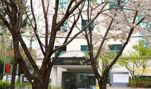 [포토뉴스] '벚꽃비' 흩날리는 대한변협