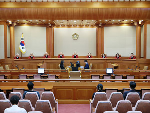 [결정] “교수노조 정치활동 금지조항 위헌… 평등권 침해”